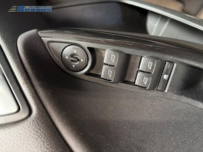 Usados Interruptor de ventanilla eléctrica Ford Focus 3 1.0 Ti-VCT EcoBoost 12V 125 Precio € 10,00 Norma de margen ofrecido por Autobedrijf Brooks