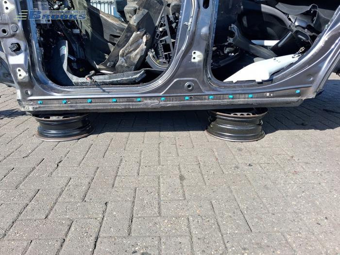 Używane Próg lewy Jeep Compass II (MP) 1.4 Multi Air2 16V Cena na żądanie oferowane przez Autobedrijf Brooks