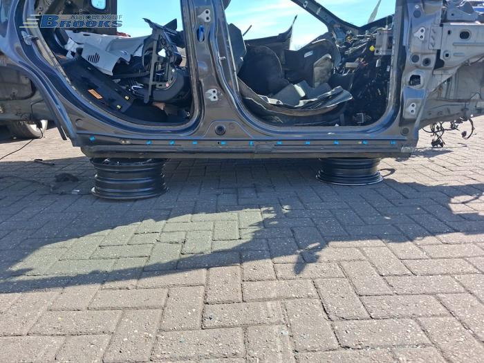 Używane Próg prawy Jeep Compass II (MP) 1.4 Multi Air2 16V Cena na żądanie oferowane przez Autobedrijf Brooks