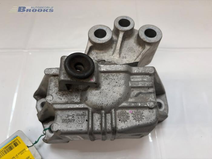 Used Engine mount Jeep Compass II (MP) 1.4 Multi Air2 16V Price € 50,00 Margin scheme offered by Autobedrijf Brooks