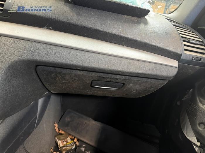 Begagnade Handskfack BMW 1 serie (E81) 118d 16V Pris € 35,00 Marginaltabell erbjuds av Autobedrijf Brooks