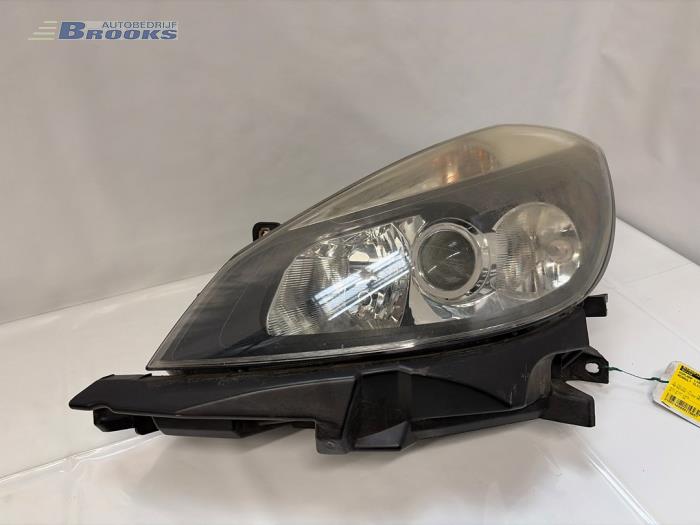Używane Reflektor lewy Renault Clio III (BR/CR) 1.2 16V 75 Cena € 65,00 Procedura marży oferowane przez Autobedrijf Brooks