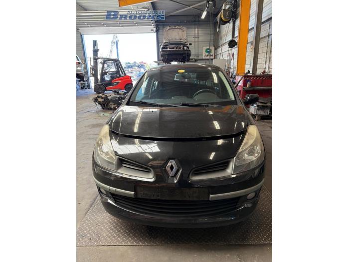 Usagé Pompe à carburant Renault Clio III (BR/CR) 1.2 16V 75 Prix € 15,00 Règlement à la marge proposé par Autobedrijf Brooks