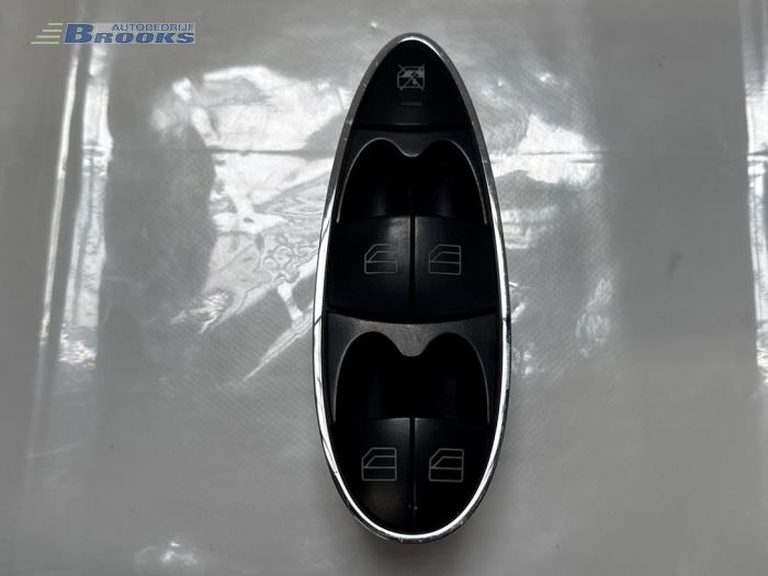 Usados Interruptor combinado de ventanillas Mercedes E Combi 4-matic (S211) 3.0 E-320 CDI 24V Precio € 25,00 Norma de margen ofrecido por Autobedrijf Brooks