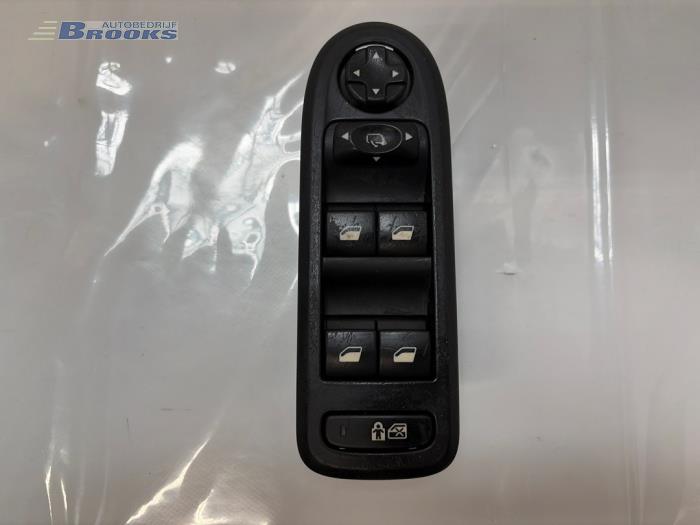Usados Interruptor de ventanilla eléctrica Peugeot 308 (4A/C) 1.6 HDi 16V FAP Precio € 25,00 Norma de margen ofrecido por Autobedrijf Brooks