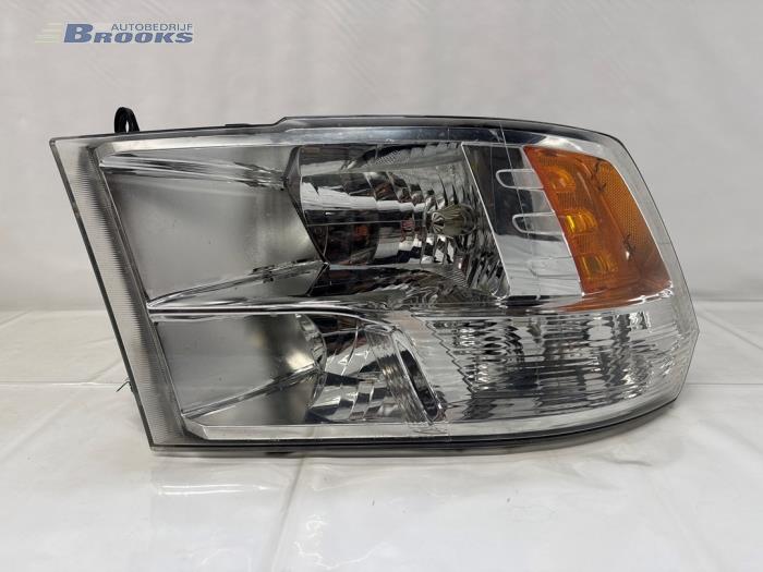 Używane Reflektor lewy Dodge 2500 Standard Cab (DJ) 6.7 D Cena € 90,00 Procedura marży oferowane przez Autobedrijf Brooks