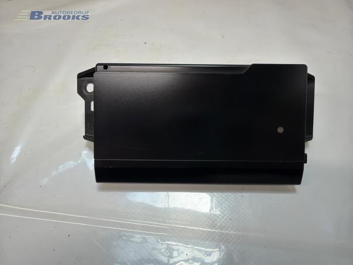 Używane Panel obslugi radia Landrover Range Rover IV (LG) 4.4 SDV8 32V Cena € 150,00 Procedura marży oferowane przez Autobedrijf Brooks