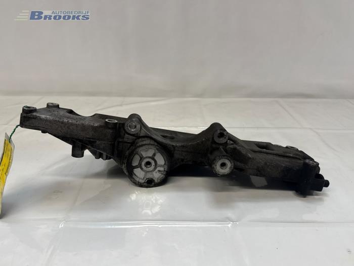 Usagé Support dynamo haut Landrover Freelander II 2.2 td4 16V Prix € 40,00 Règlement à la marge proposé par Autobedrijf Brooks