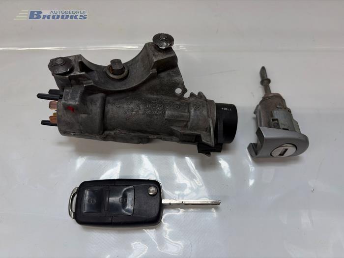 Używane Stacyjka + Kluczyk Volkswagen Golf IV Variant (1J5) 1.6 16V Cena € 30,00 Procedura marży oferowane przez Autobedrijf Brooks