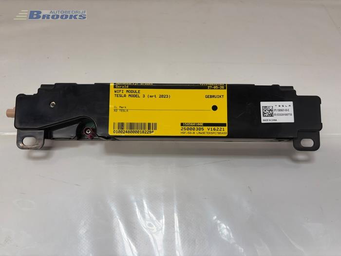 Usagé Module WiFi Tesla Model 3 Long Range, Performance AWD Prix € 15,00 Règlement à la marge proposé par Autobedrijf Brooks