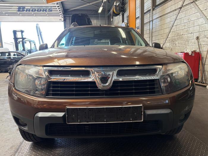 Usados Parachoques Dacia Duster (HS) 1.6 16V 4x4 Precio € 325,00 Norma de margen ofrecido por Autobedrijf Brooks