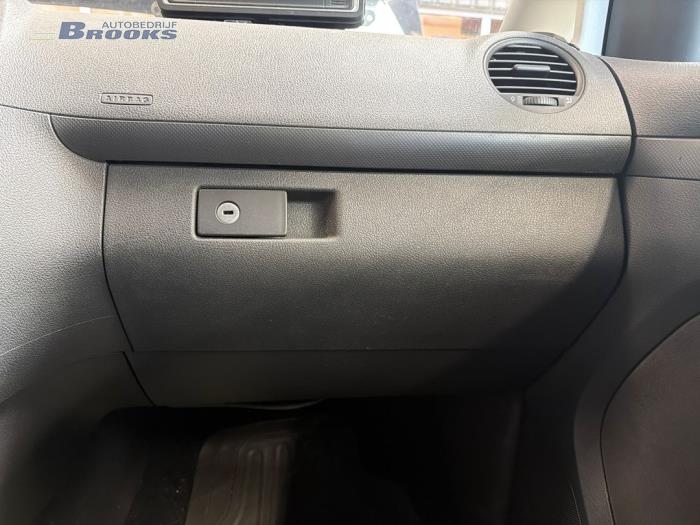 Begagnade Handskfack Volkswagen Caddy III (2KA,2KH,2CA,2CH) 1.2 TSI Pris € 30,00 Marginaltabell erbjuds av Autobedrijf Brooks