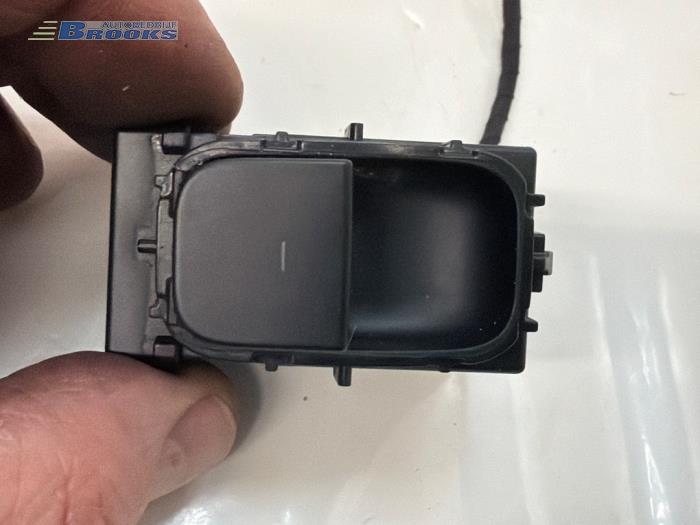 Usados Interruptor de ventanilla eléctrica Tesla Model Y (5YJY) RWD Precio € 15,00 Norma de margen ofrecido por Autobedrijf Brooks