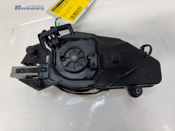 Używane Silnik rygla tylnej klapy Volvo V70 (BW) 1.6 DRIVe,D2 Cena € 25,00 Procedura marży oferowane przez Autobedrijf Brooks