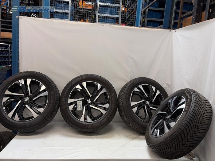 Begagnade Sporthjulsuppsättning + vinterdäck Peugeot 2008 (UD/UK/UR/US/UX) 1.2 VTi 12V PureTech 100 Pris € 550,00 Marginaltabell erbjuds av Autobedrijf Brooks