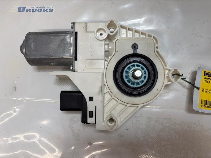 Usados Motor de ventanilla de puerta Tesla Model Y (5YJY) RWD Precio € 50,00 Norma de margen ofrecido por Autobedrijf Brooks