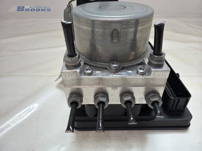 ABS Pumpe van een Audi Q4 (F4B) 45 e-tron quattro 82 kWh 2024