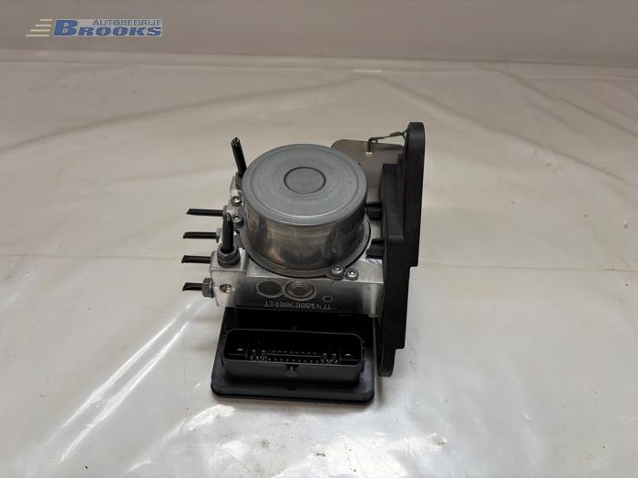 ABS Pumpe van een Audi Q4 (F4B) 45 e-tron quattro 82 kWh 2024