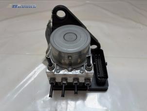 ABS Pumpe van een Audi Q4 (F4B) 45 e-tron quattro 82 kWh 2024