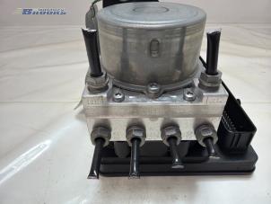 ABS Pumpe van een Audi Q4 (F4B) 45 e-tron quattro 82 kWh 2024