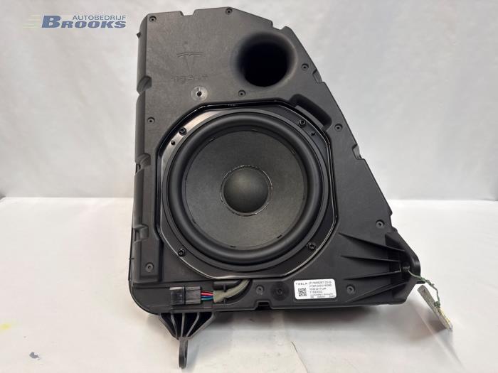 Używane Subwoofer Tesla Model Y (5YJY) Long Range,Performance Cena € 150,00 Procedura marży oferowane przez Autobedrijf Brooks