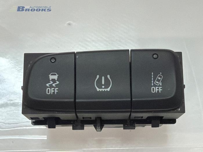 Używane Przelacznik ESP Opel Crossland (X) 1.2 12V Cena € 10,00 Procedura marży oferowane przez Autobedrijf Brooks