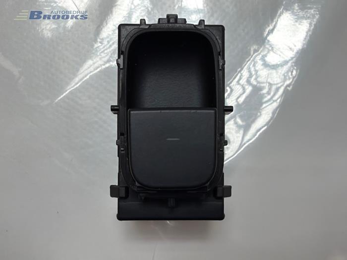 Usados Interruptor de ventanilla eléctrica Tesla Model Y (5YJY) RWD Precio € 15,00 Norma de margen ofrecido por Autobedrijf Brooks