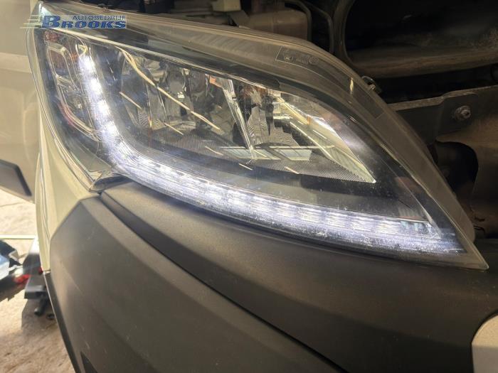 Używane Reflektor prawy Peugeot Boxer (U9) 2.0 BlueHDi 130 Cena € 400,00 Procedura marży oferowane przez Autobedrijf Brooks