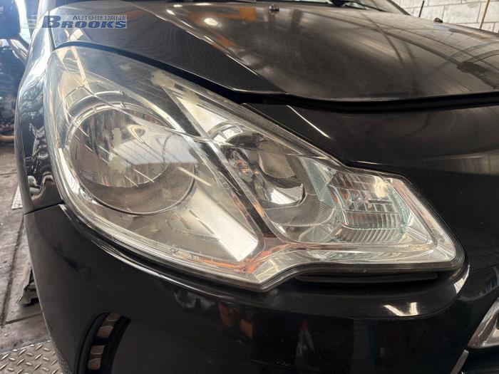 Używane Reflektor prawy Citroen DS3 (SA) 1.6 e-HDi Cena € 110,00 Procedura marży oferowane przez Autobedrijf Brooks