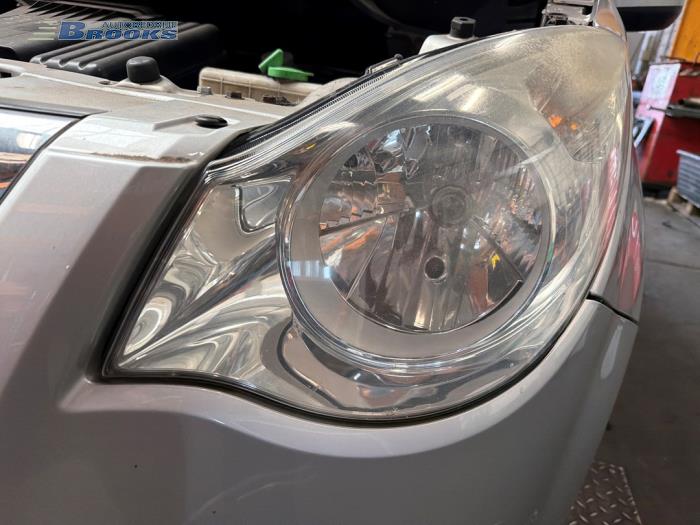 Używane Reflektor lewy Opel Agila (B) 1.2 16V Cena € 75,00 Procedura marży oferowane przez Autobedrijf Brooks