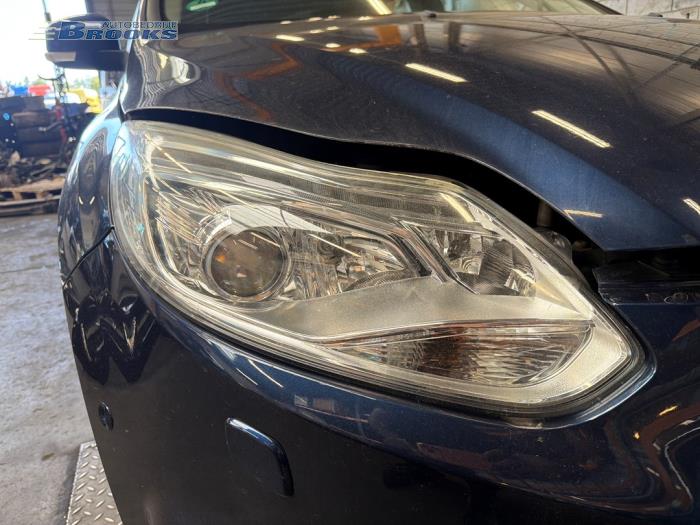 Używane Reflektor prawy Ford Focus 3 Wagon 1.0 Ti-VCT EcoBoost 12V 125 Cena € 475,00 Procedura marży oferowane przez Autobedrijf Brooks