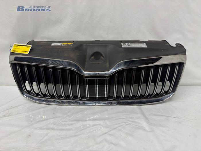 Używane Grill Skoda Superb Combi (3V5) 2.0 TDI Cena € 150,00 Procedura marży oferowane przez Autobedrijf Brooks
