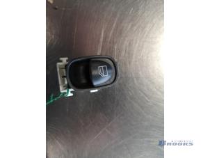 Usagé Commutateur vitre électrique Mercedes C (W203) 2.2 C-200 CDI 16V Prix € 5,00 Règlement à la marge proposé par Autobedrijf Brooks