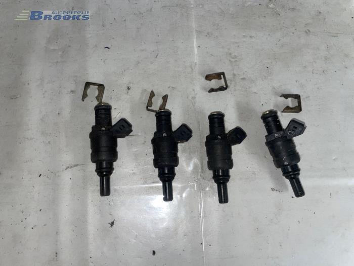 Injector (petrol injection) from a Volkswagen Golf IV (1J1) 1.8 20V 1998