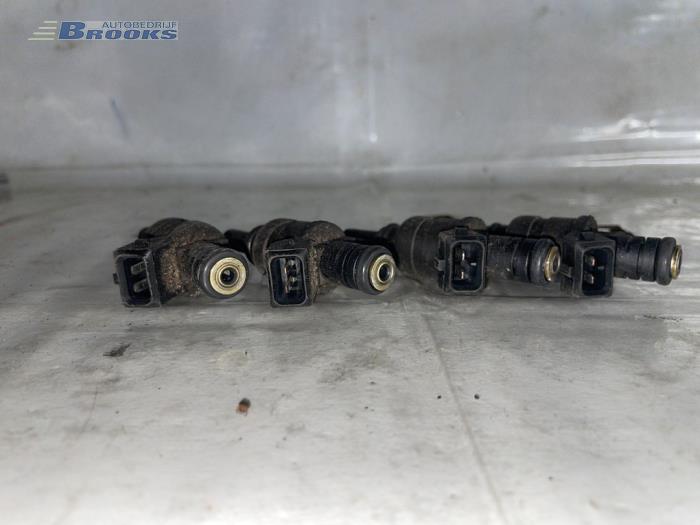 Injector (petrol injection) from a Volkswagen Golf IV (1J1) 1.8 20V 1998
