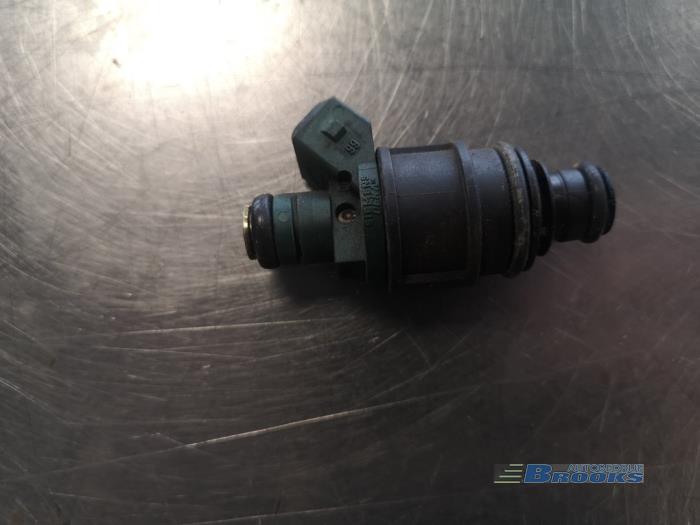 Injector (petrol injection) from a Volvo V40 (VW) 1.8 16V 1999