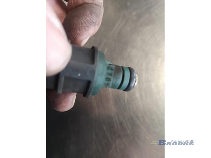 Injector (petrol injection) from a Volvo V40 (VW) 1.8 16V 1999
