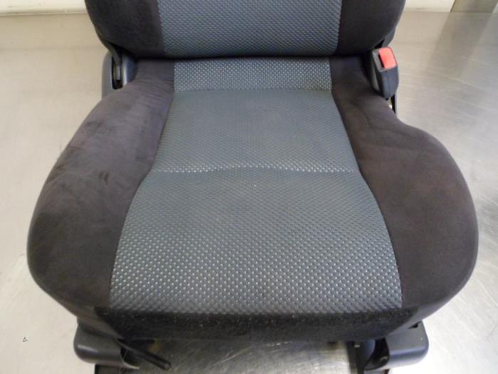 Fotel prawy z Mazda Premacy 1.8 16V 2003