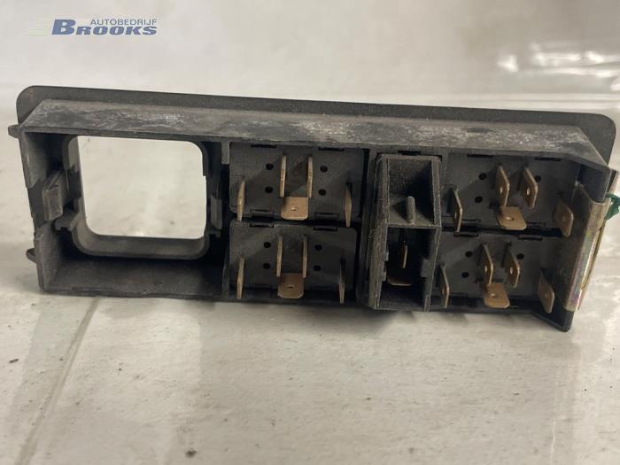 Multi-functional window switch from a Mercedes-Benz Vito (638.1/2) 2.3 114 16V 1998