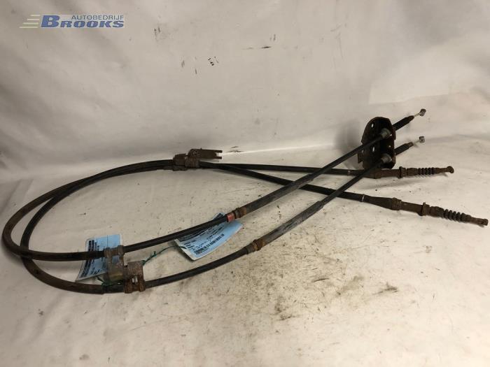 Usagé Câble frein à main Mazda Premacy 1.8 16V Prix € 10,00 Règlement à la marge proposé par Autobedrijf Brooks