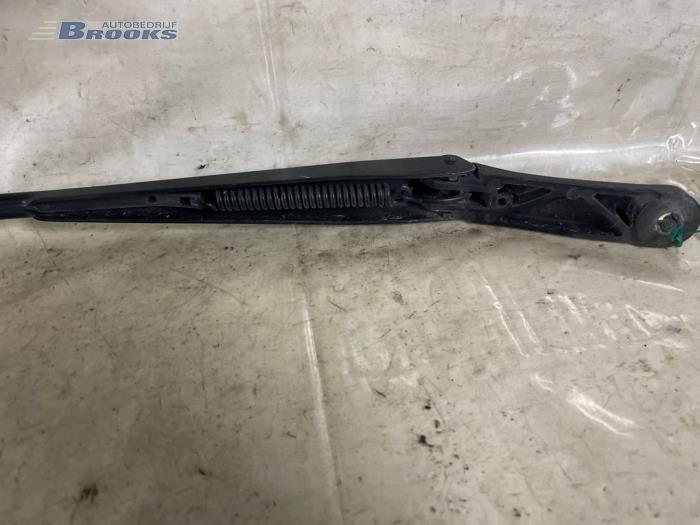 Front wiper arm from a Volkswagen Caddy III (2KA,2KH,2CA,2CH) 2.0 SDI 2005