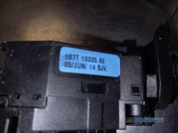 Interruptor de indicador de dirección de un Ford Fiesta 5 (JD/JH) 1.3 2005