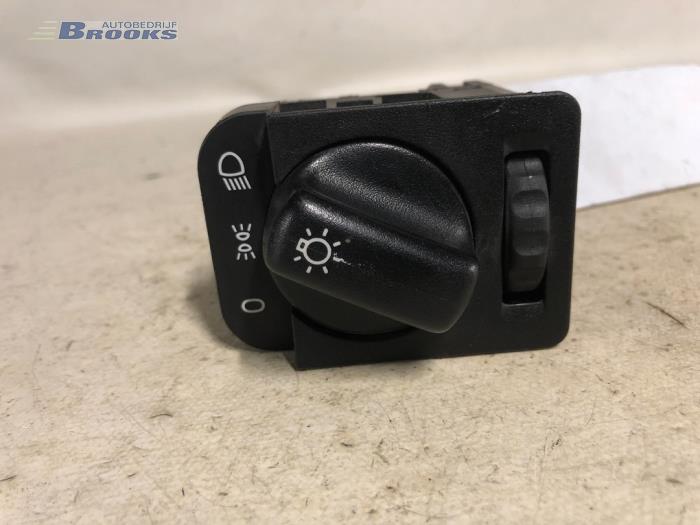 Używane Przelacznik swiatel Opel Corsa B (73/78/79) 1.4i Swing,Joy,Sport,GLS Cena € 10,00 Procedura marży oferowane przez Autobedrijf Brooks