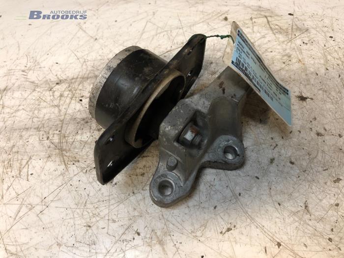 Gearbox mount from a Mitsubishi Colt (Z2/Z3) 1.3 16V 2005
