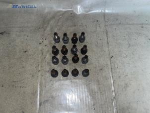 Used Set of wheel bolts Renault Clio II (BB/CB) 1.2 16V Price € 10,00 Margin scheme offered by Autobedrijf Brooks