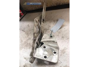 Used Bonnet Hinge Volkswagen LT Price € 15,00 Margin scheme offered by Autobedrijf Brooks