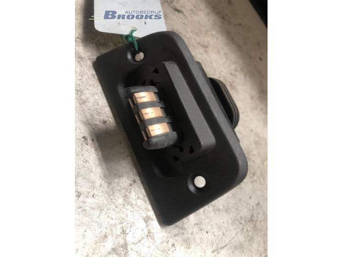Sliding door contact joint