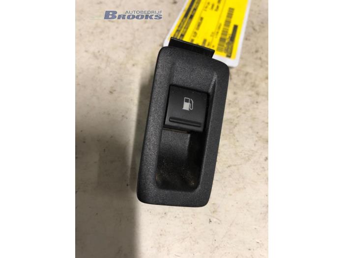 Tank cap cover switch from a Volkswagen Touran 2003