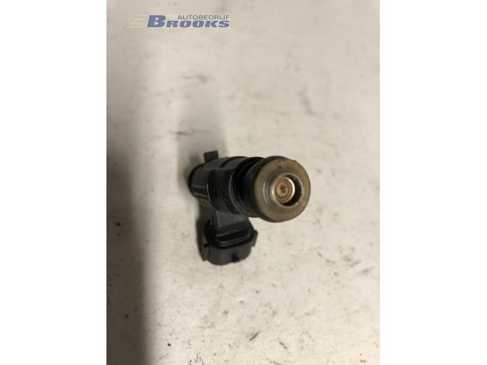Injector (petrol injection) from a Hyundai Getz 1.1i 12V 2008