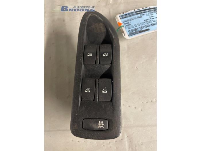 Usados Interruptor combinado de ventanillas Renault Laguna II Grandtour (KG) 1.8 16V Precio € 15,00 Norma de margen ofrecido por Autobedrijf Brooks